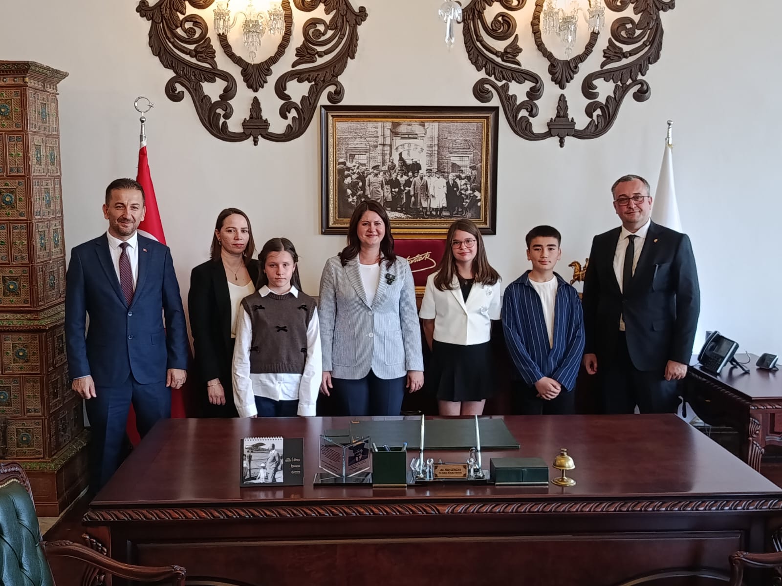 Edirne'de 23 Nisan Ulusal Egemenlik ve Çocuk Bayramı kutlamaları kapsamında Edirne Belediye Başkanlığı makamında anlamlı bir devir teslim töreni gerçekleştirildi. Edirne Belediye Başkanı Filiz Gencan, makam koltuğunu temsili olarak Fatih Sultan Mehmet Ortaokulu’nun 12 yaşındaki öğrencisi Eda Duru Öner’e devretti.